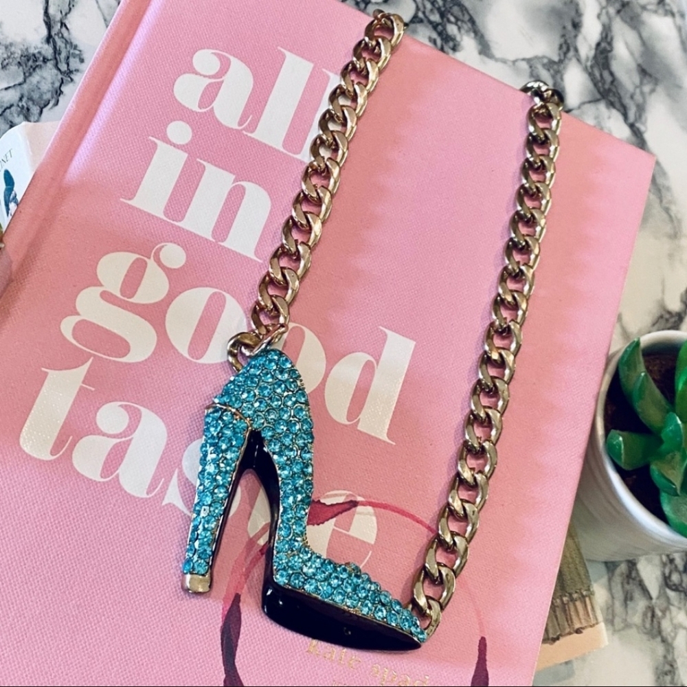 ᴇᴠᴀɴɢᴇʟɪsᴛᴀ ᴇᴍʙᴇʟʟɪsʜᴇᴅ sᴛɪʟᴇᴛᴛᴏ ᴄʜᴀɪɴ ɴᴇᴄᴋʟᴀᴄᴇ ɪɴ ɢᴏʟᴅ